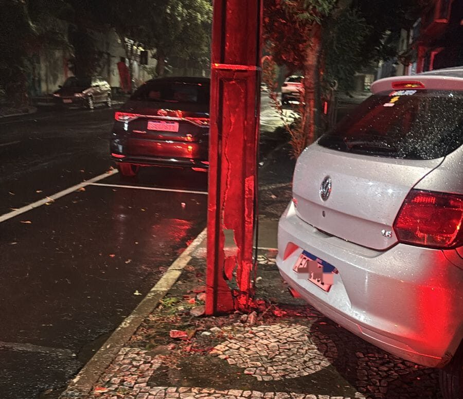Acidente no Centro de Umuarama derruba poste e danifica vitrine de loja