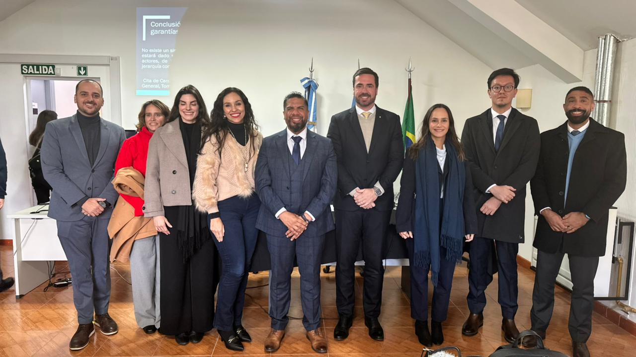 Comitiva com defensor público de Umuarama firma acordo internacional na Argentina  