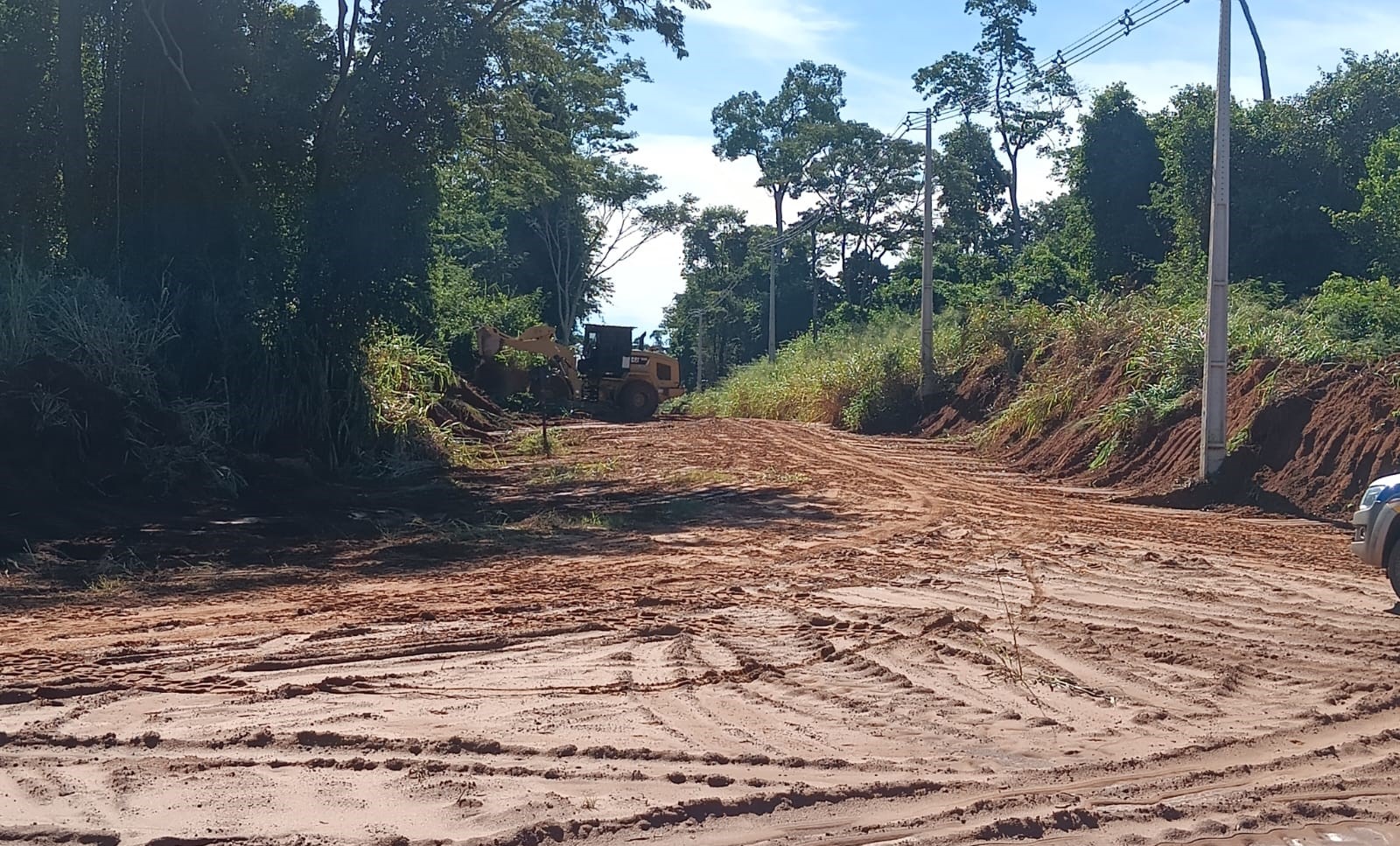 Estradas rurais de Umuarama recebem manutenção para garantir tráfego