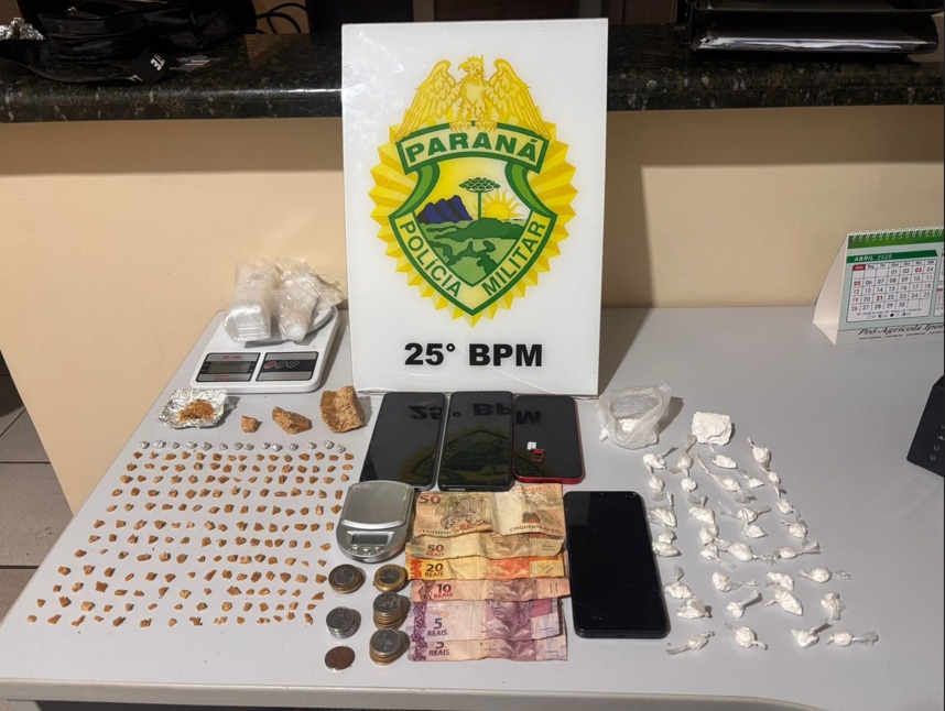 PM apreende drogas e materiais do tráfico em casa abandonada em Iporã