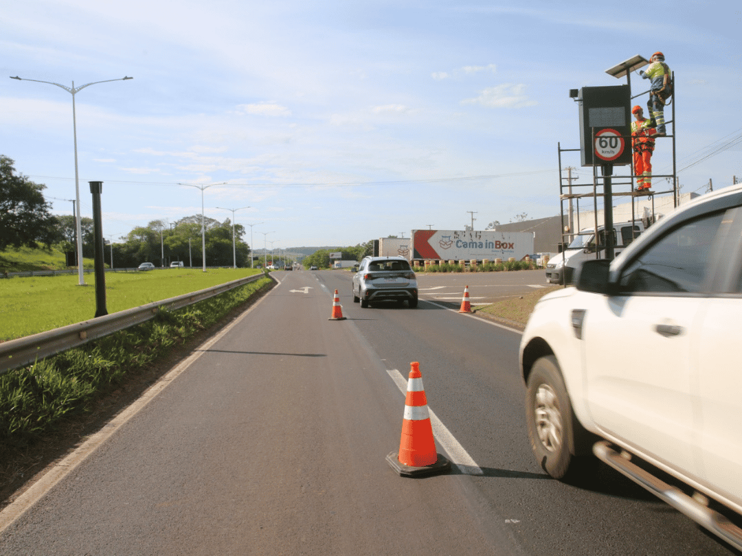 Monitores de velocidade começam a funcionar no trevo do Parque de Exposições na PR-323 em Umuarama