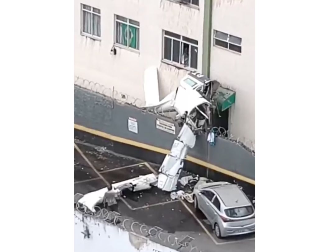 Avião cai, atinge prédio e deixa dois mortos em Belo Horizonte