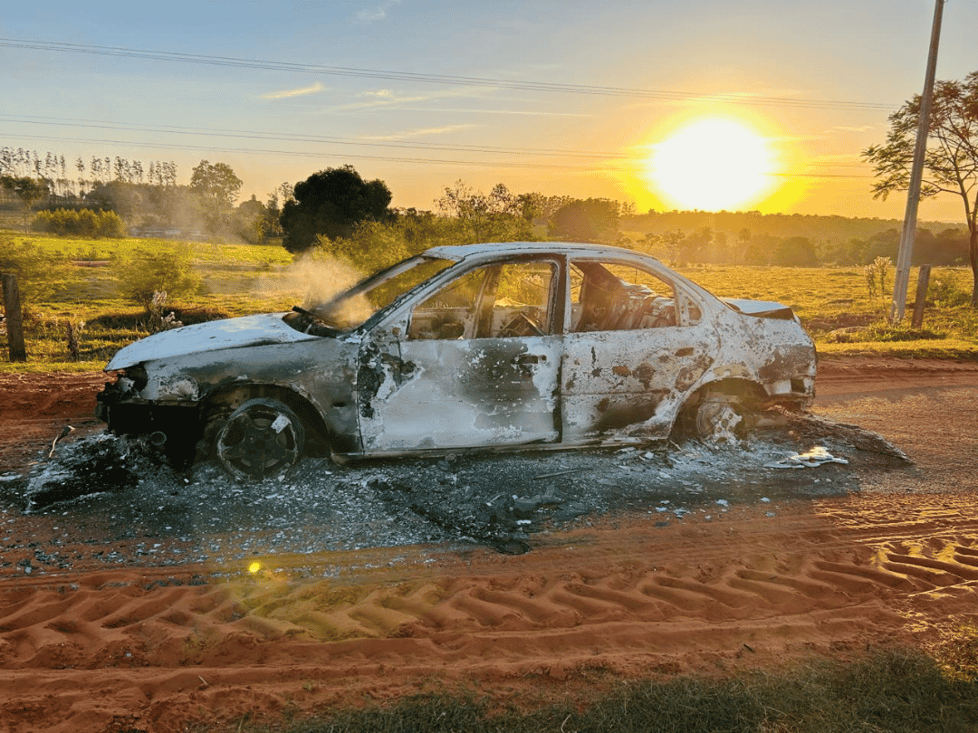 Jornal Ilustrado - Incêndio destrói carro após pane mecânica em Iporã