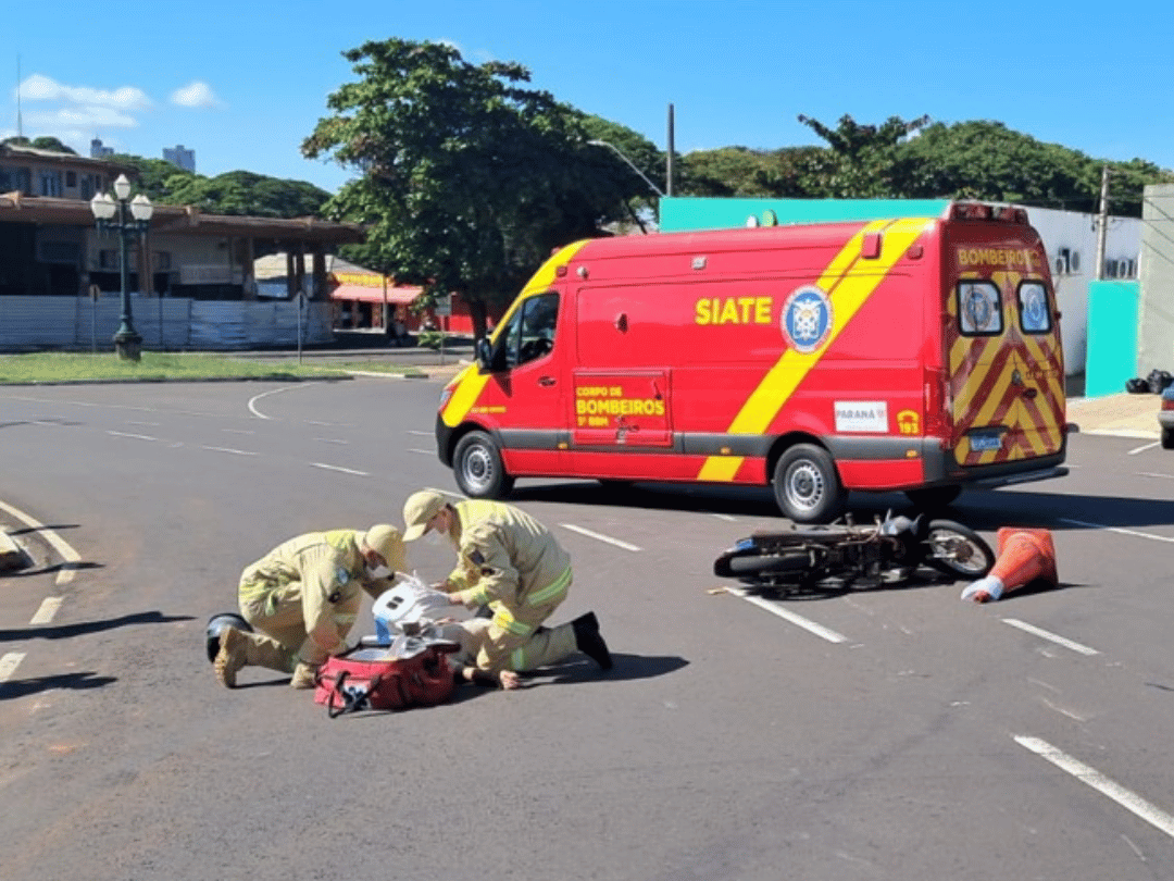 Motociclista não percebe obra e cai ao atingir cone de sinalização na Praça da Bíblia