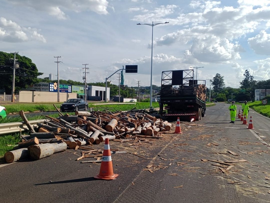 Carga de madeira desprende e cai sobre a pista na PR-323, em Umuarama