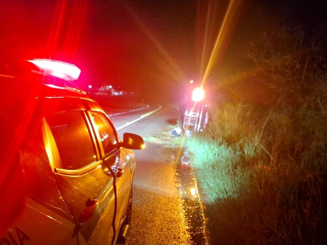 Caminhonete sai da pista, tomba e motorista fica ferido na PR-180