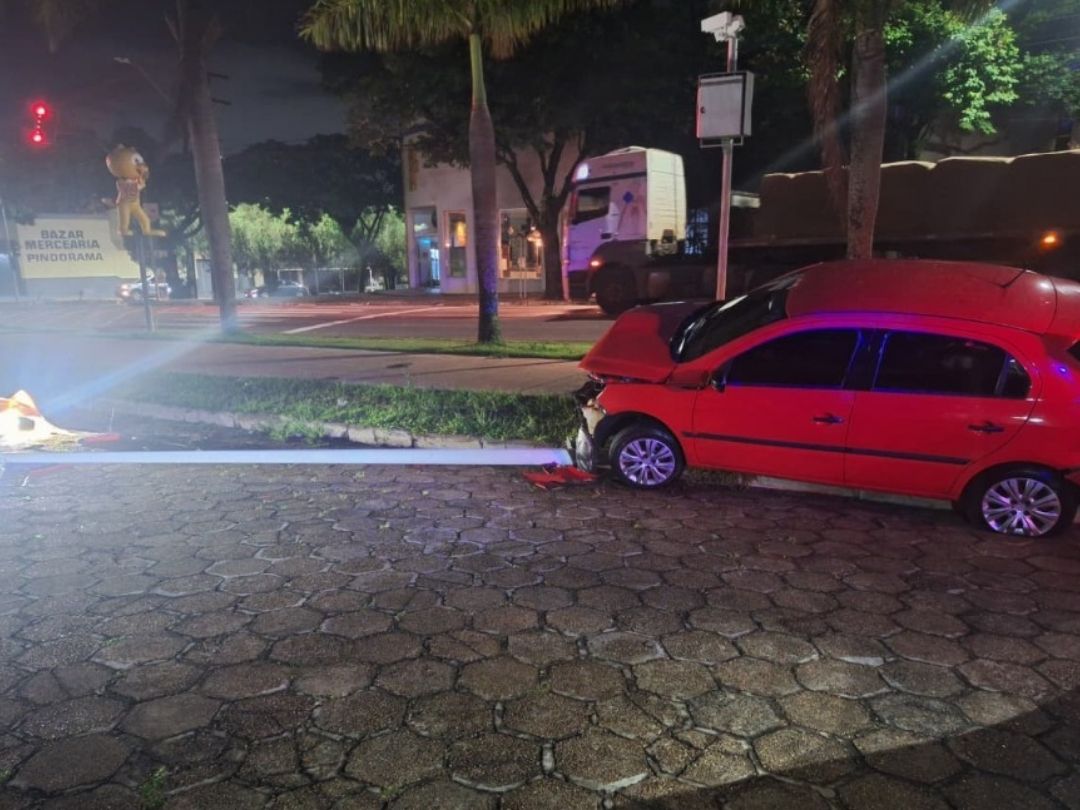 Motorista perde controle da direção e atinge poste no Parque Daniele