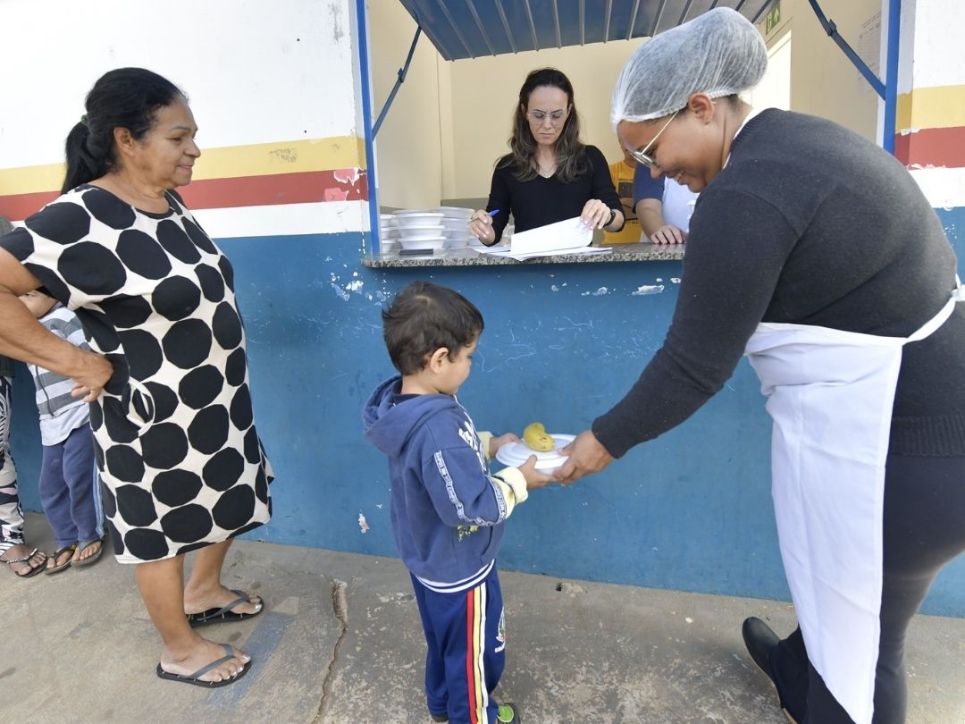 Pais devem realizar cadastro para alunos receberem merenda no recesso escolar