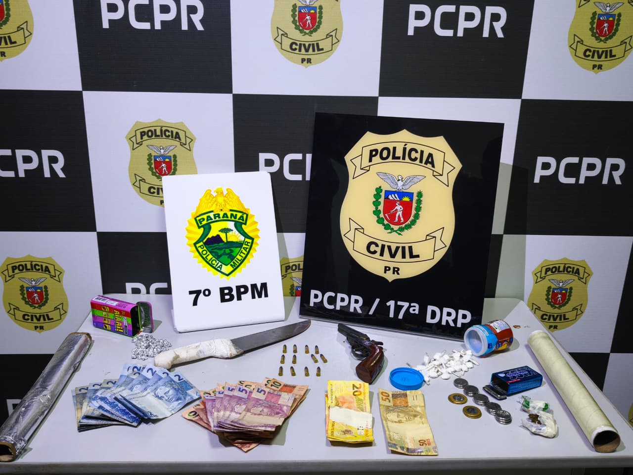 PC e PM desmantelam ponto de tráfico e apreende drogas e arma em Cruzeiro do Oeste 