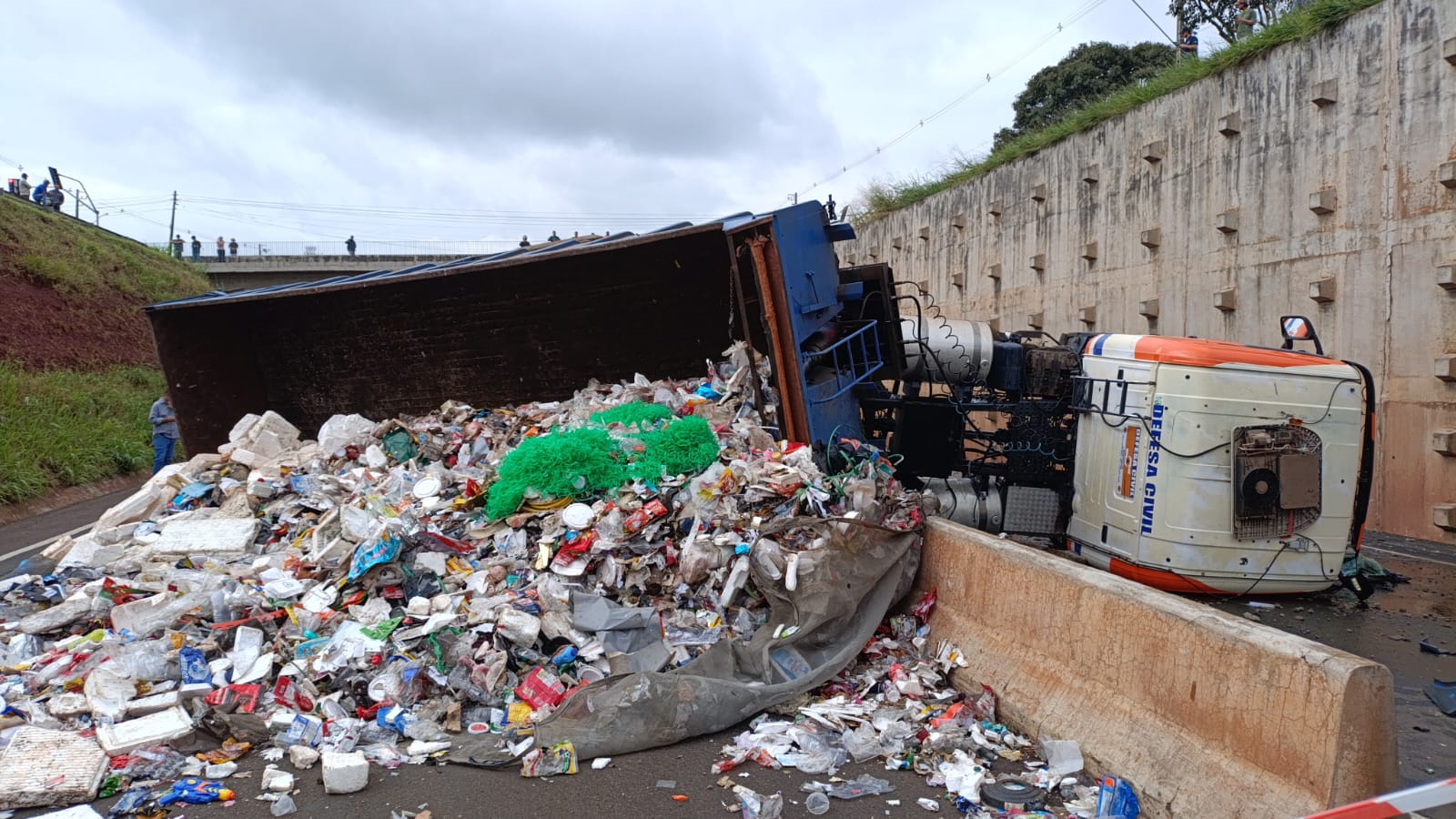 Caminhão tomba e contorno Norte da BR-376 fica totalmente interditado em Maringá