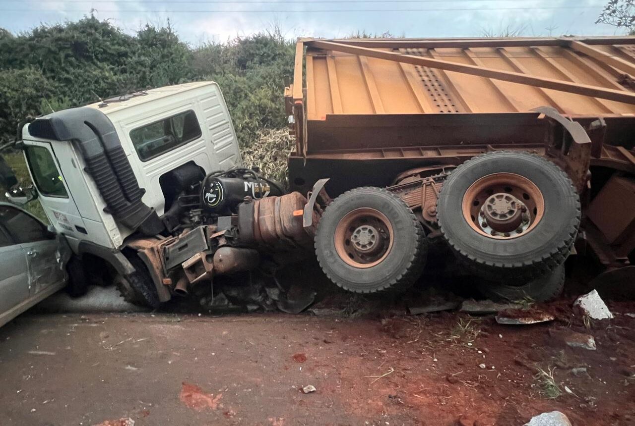 Carreta bitren fica destruída em colisão na Estrada Boiadeira