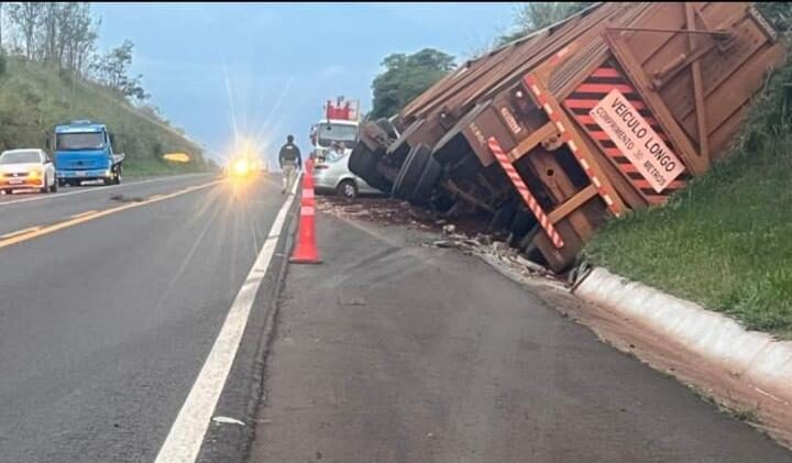Jornal Ilustrado - Carreta bitren fica destruída em colisão na Estrada Boiadeira