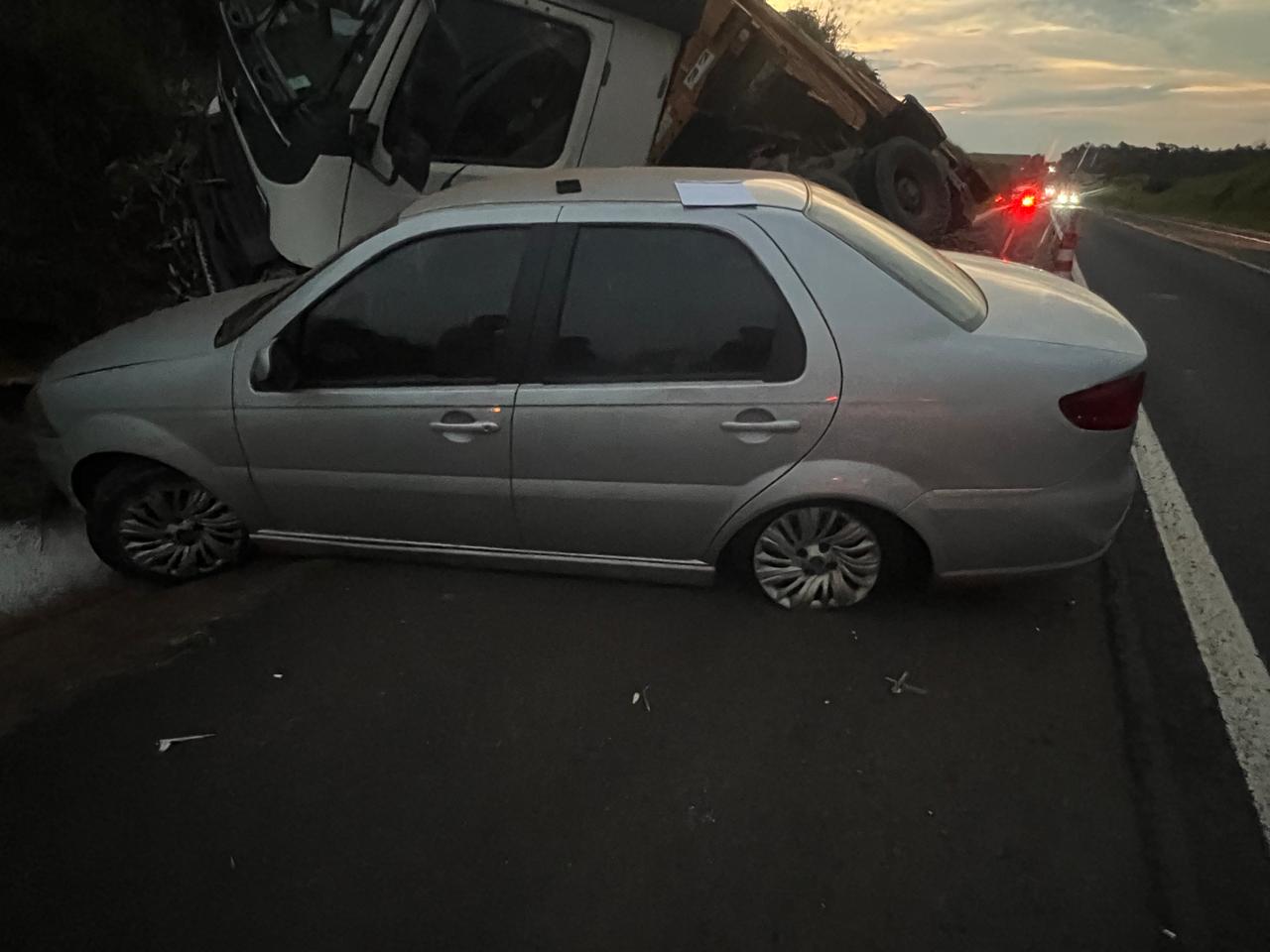 Jornal Ilustrado - Carreta bitren fica destruída em colisão na Estrada Boiadeira