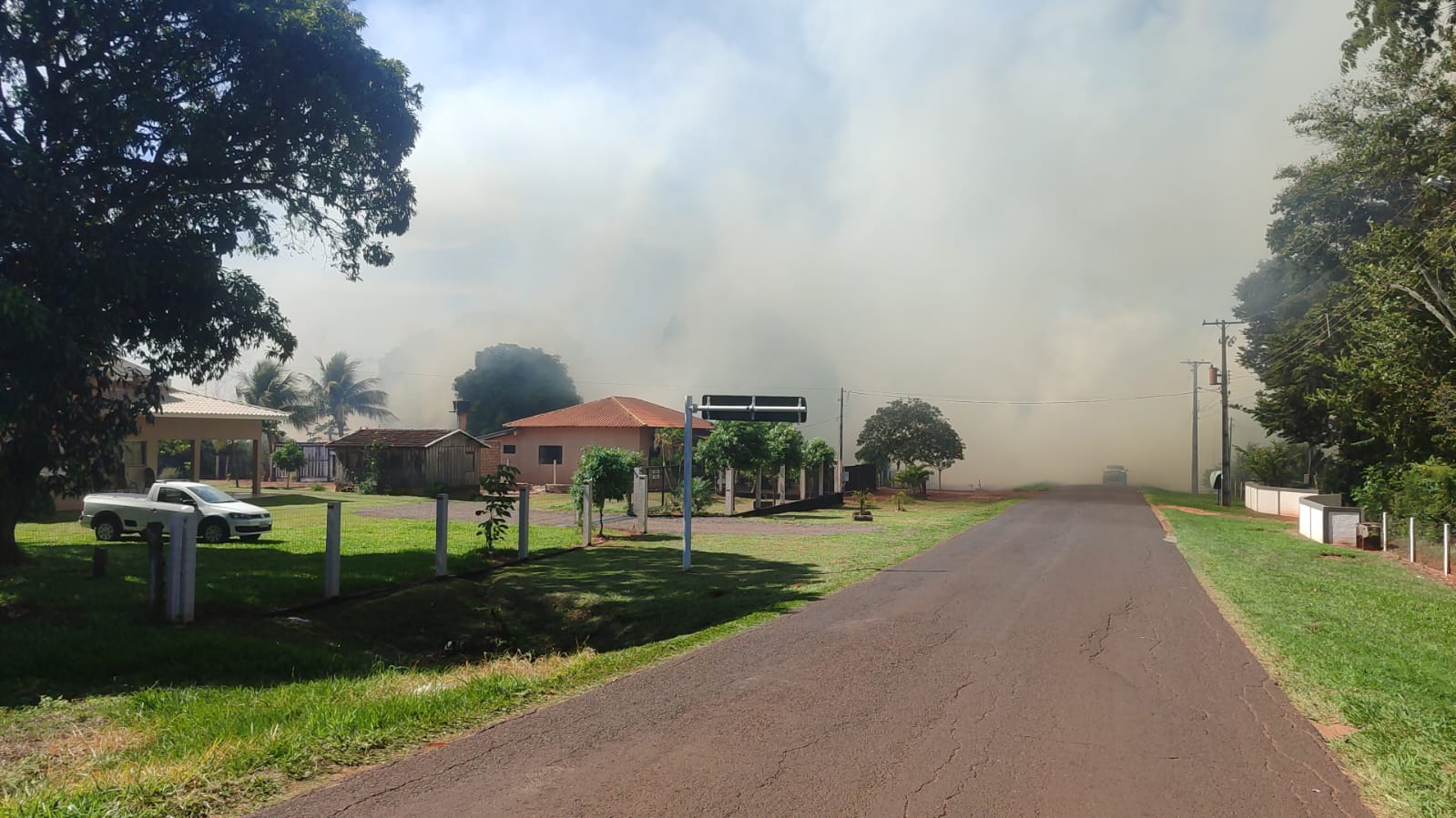 Incêndio de grandes proporções ameaçou casas na área urbana de Altônia