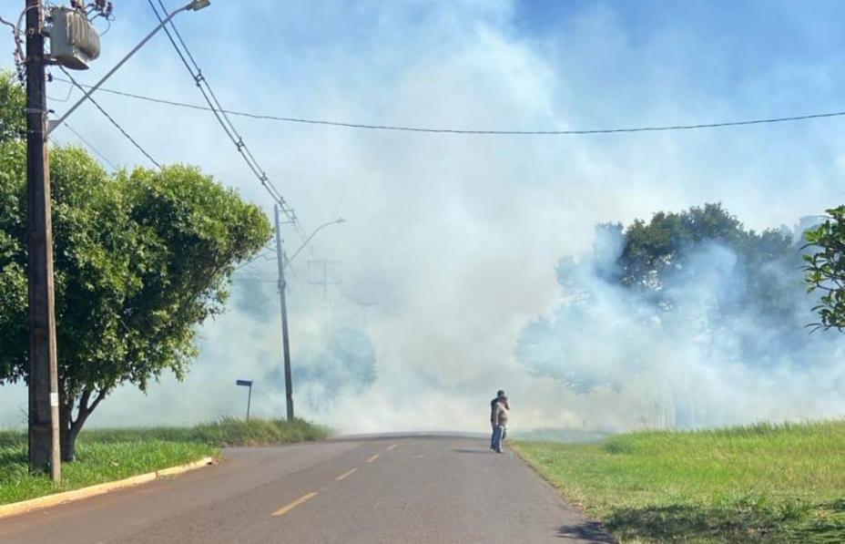 Jornal Ilustrado - Incêndio de grandes proporções ameaçou casas na área urbana de Altônia