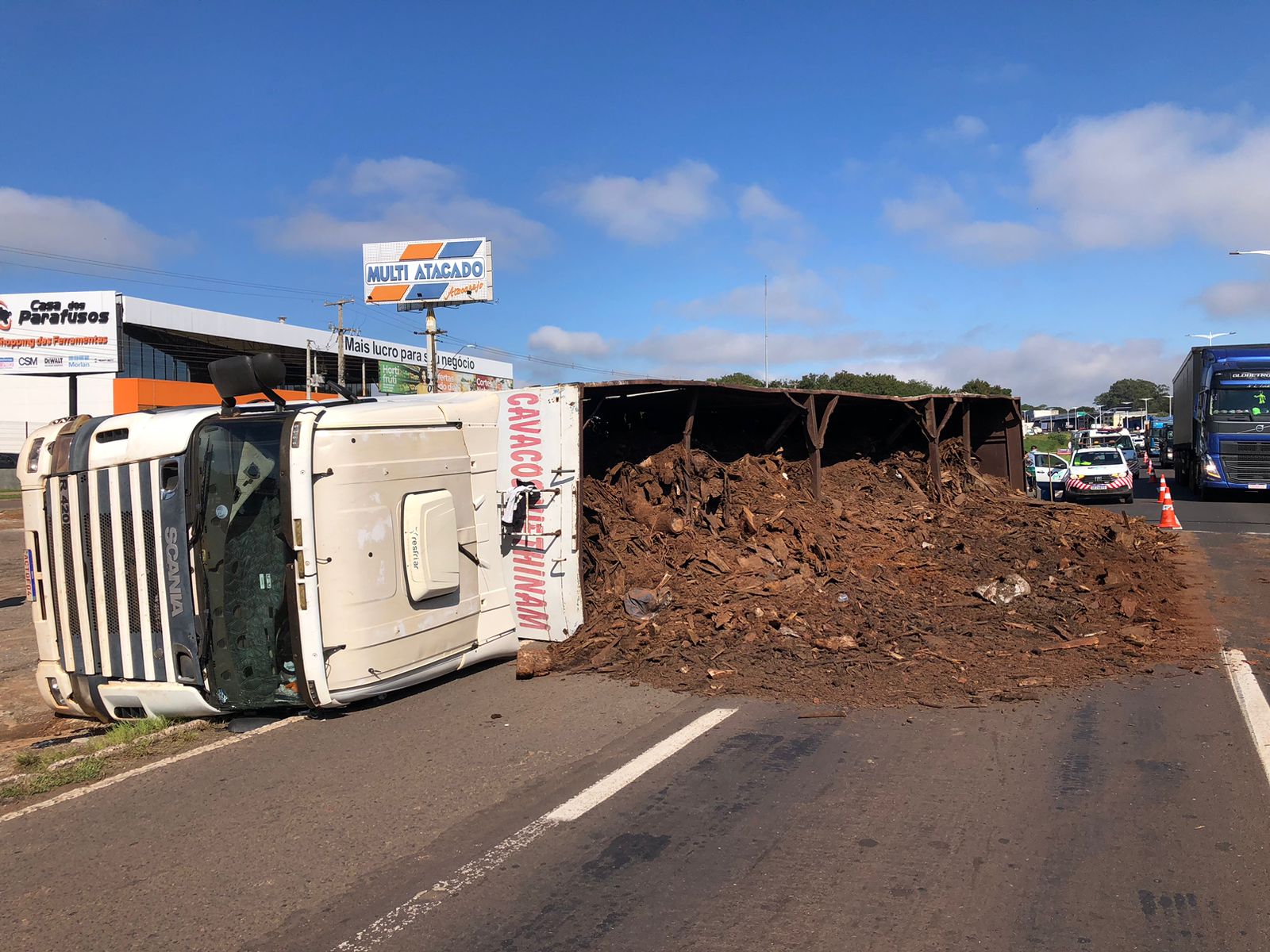 Caminhão tomba em frente ao Multi Atacado na PR-323 e trânsito é lento no local