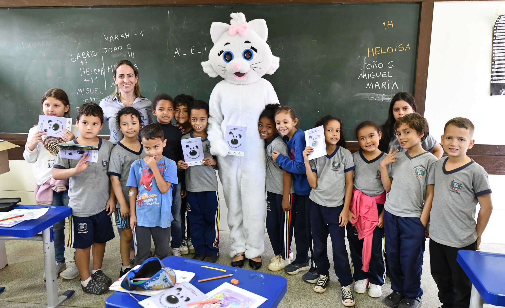 Em contrapartida ao Castrapet, Prefeitura de Umuarama distribui cartilhas para estudantes