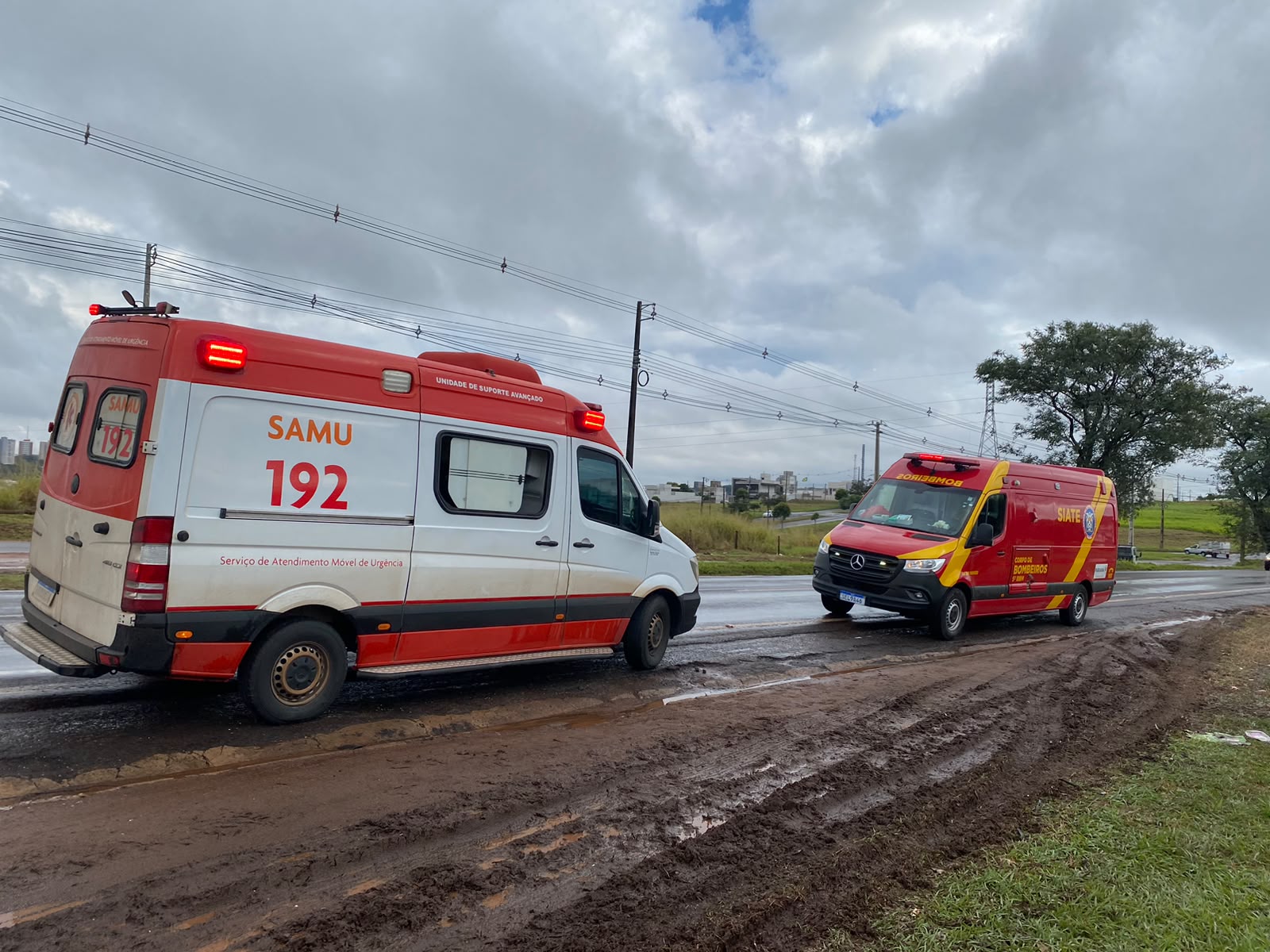 Ambulância do Samu com paciente passa por acidente e socorre vítima na Estrada Bonfim