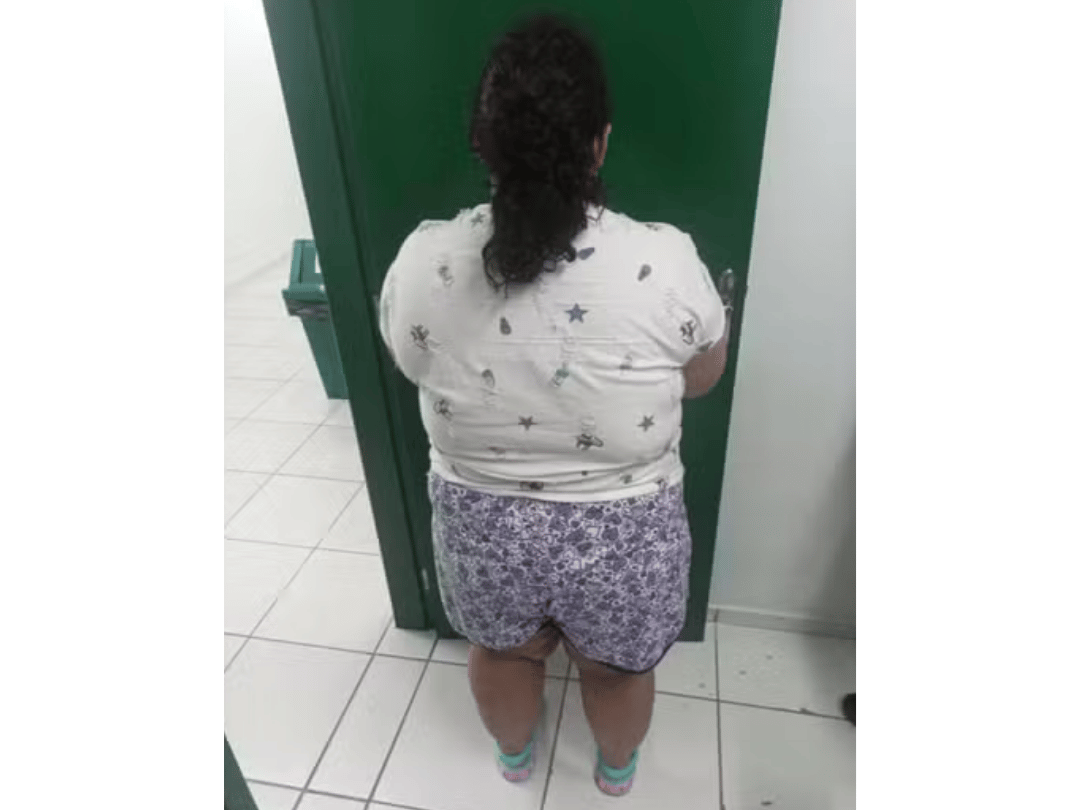 Mulher de 37 anos finge ter 12, é adotada e engana família por 14 meses em SC