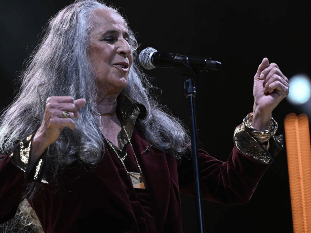 Maria Bethânia chega aos 80 anos como referência da música brasileira