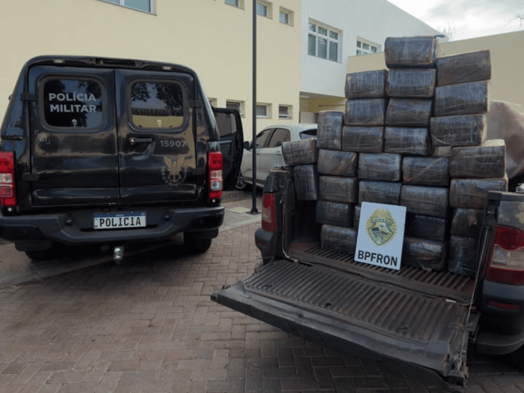 Suspeito foge por matagal e abandona caminhonete com meia tonelada de droga