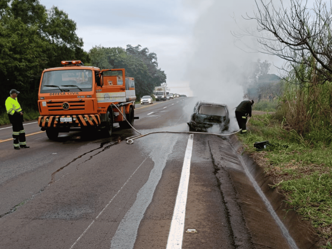 Jovem sente cheiro de fumaça, para o carro e fogo se alastra em veículo