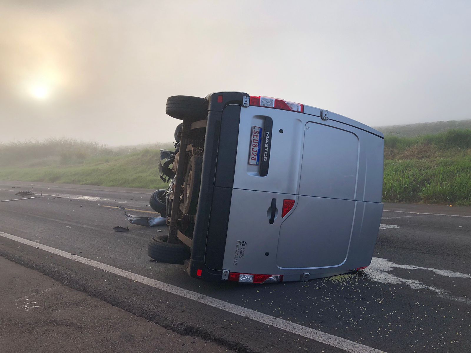 Jornal Ilustrado - Acidente gravíssimo envolve carro e van e deixa 3 mortos na PR-323