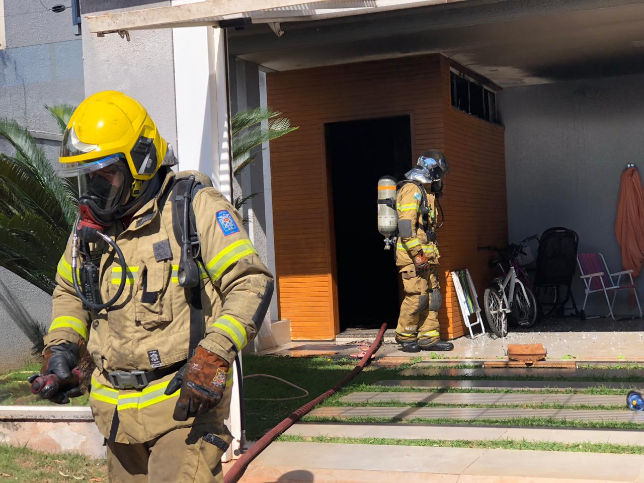 Incêndio atinge residência e mobiliza Corpo de Bombeiros em Umuarama