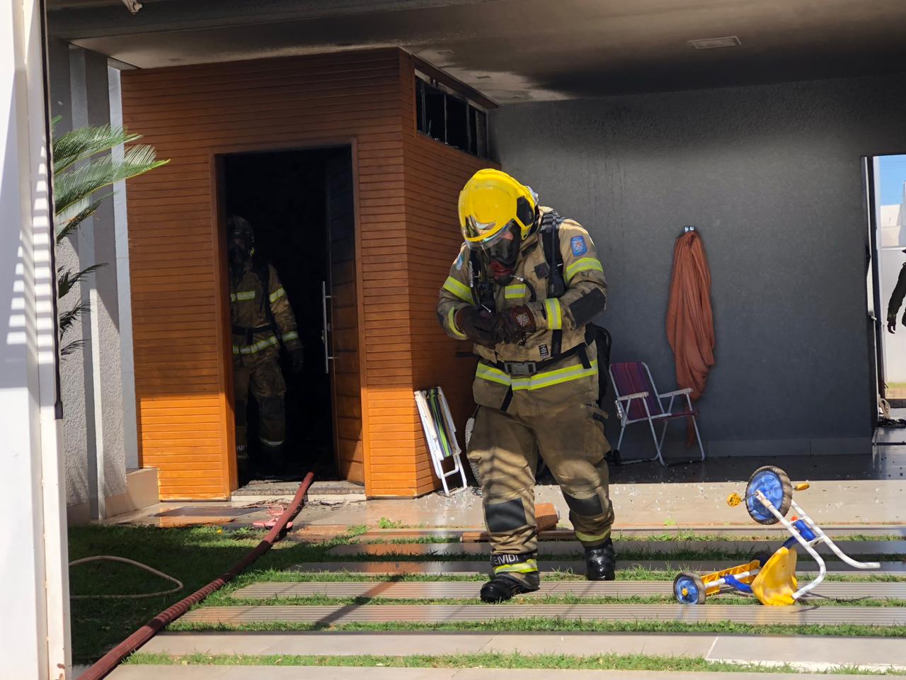 Jornal Ilustrado - Incêndio atinge residência e mobiliza Corpo de Bombeiros em Umuarama