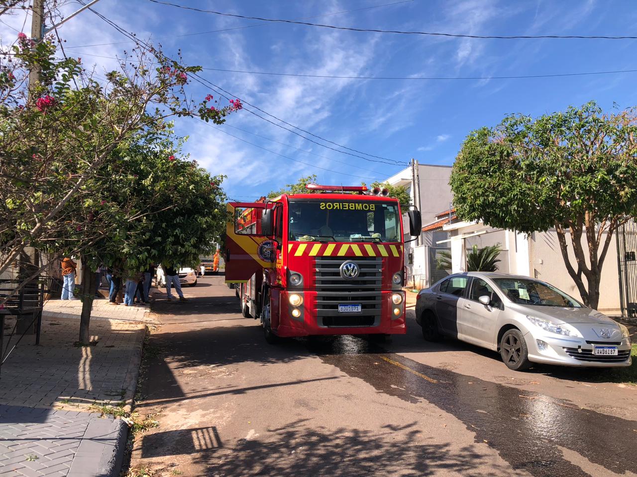 Jornal Ilustrado - Incêndio atinge residência e mobiliza Corpo de Bombeiros em Umuarama