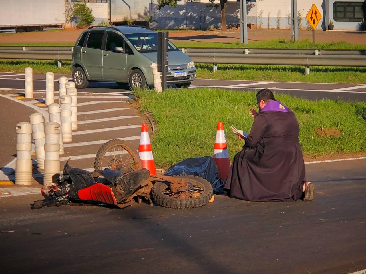 Jornal Ilustrado - Padre interrompe viagem e faz oração ao lado de motociclista morto na PR-323