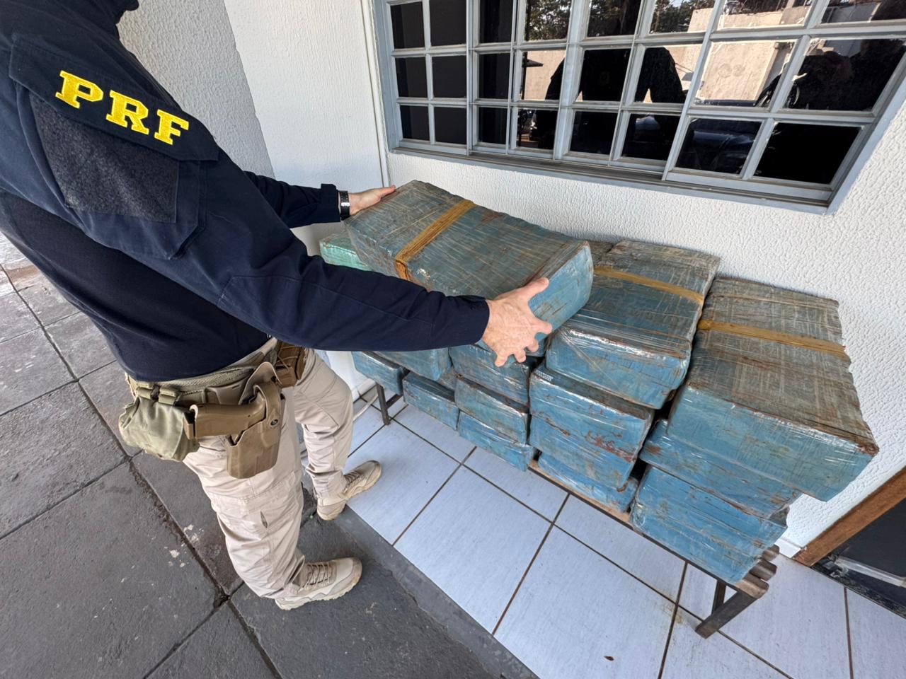 Jornal Ilustrado - Mais de 400 kg de maconha são apreendidos após perseguição em Perobal