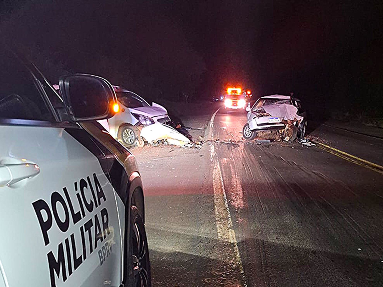 Carro invade pista contrária e bate de frente com veículo da saúde de Cafezal do Sul  