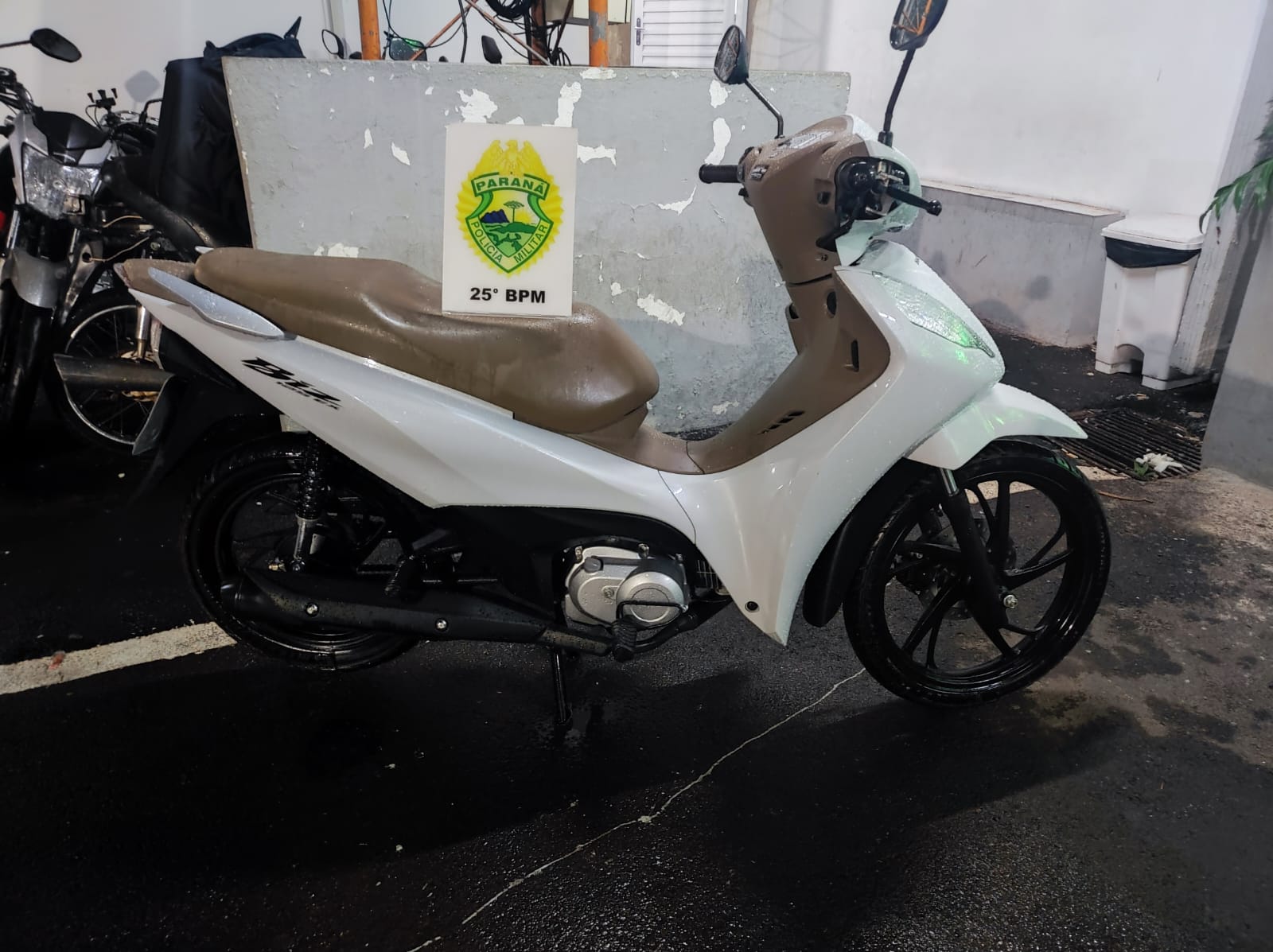 Biz furtada é recuperada estacionada em garagem de casa em Douradina