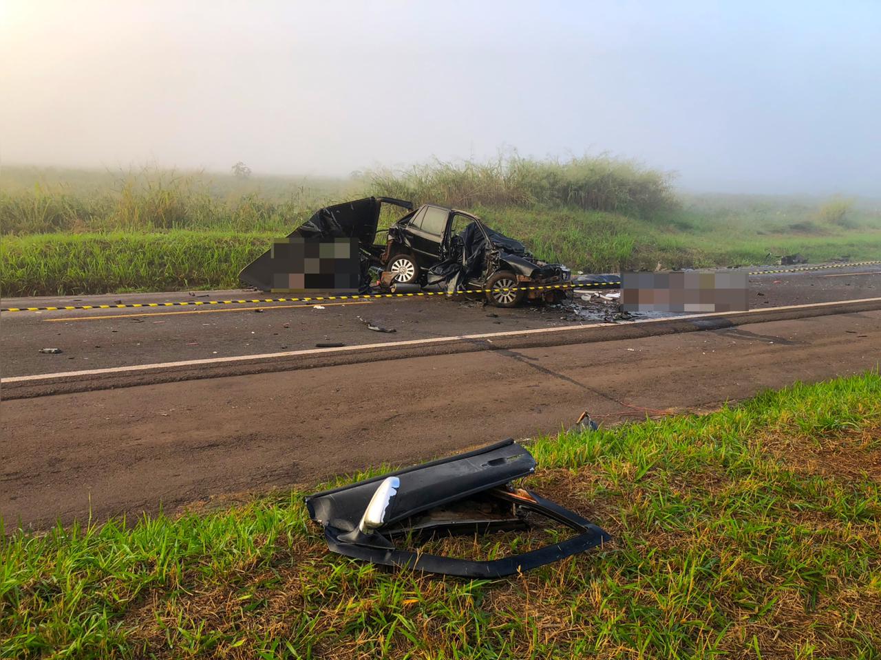 Parte de vítimas de acidente foi ejetada de Gol em colisão frontal na PR-323. Entenda o que ocorreu