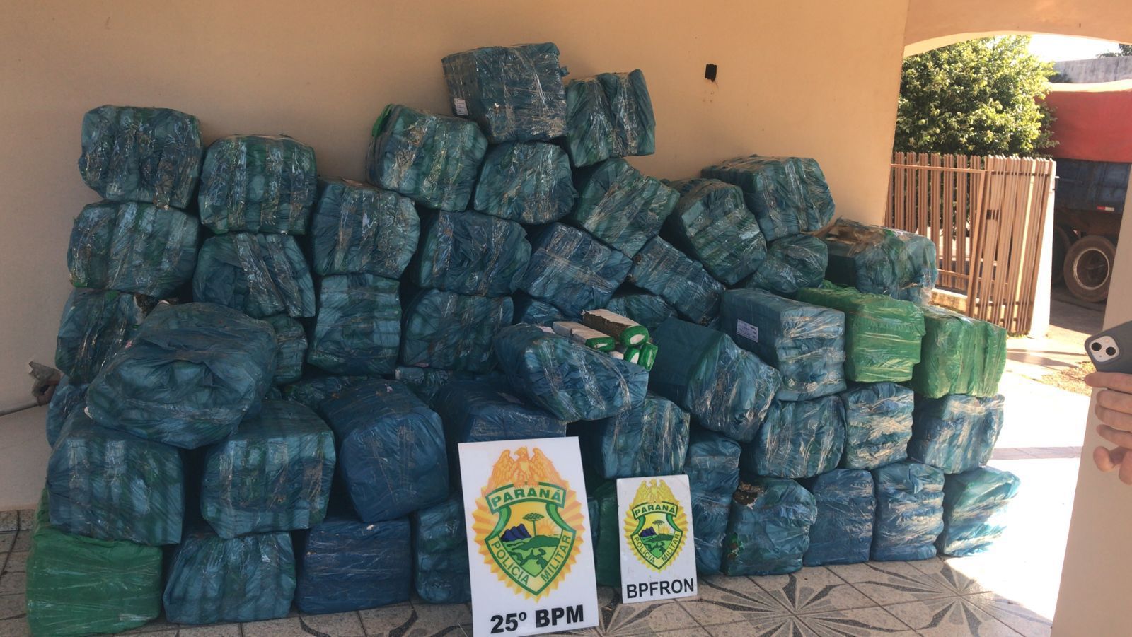 Jornal Ilustrado - Polícia apreende 1,5 tonelada de maconha escondida em caminhão na PR-082 em Icaraíma