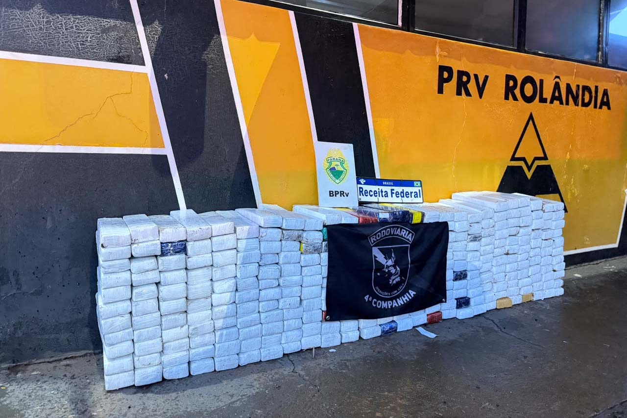 PM apreende 340 quilos de maconha, medicamentos e eletrônicos na PR-444