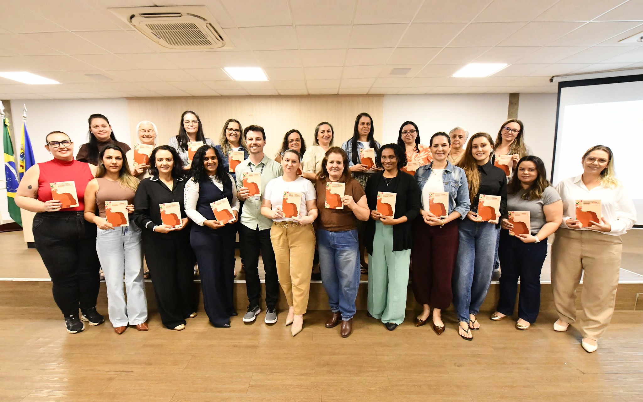 Jornal Ilustrado - O grande jornal do Noroeste do Paraná Jornal Ilustrado - Diretores recebem protocolo para enfrentamento do racismo nas escolas municipais