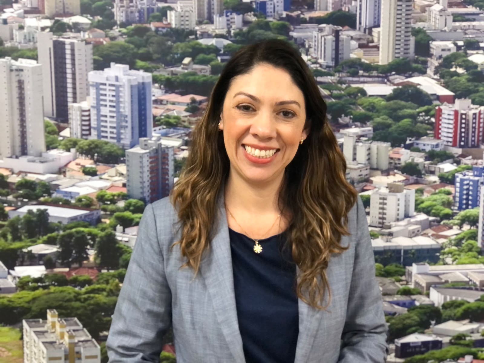 Jornal Ilustrado - Em visita ao Ilustrado, pré-candidata a deputada federal Indiara Barbosa defende combate à corrupção