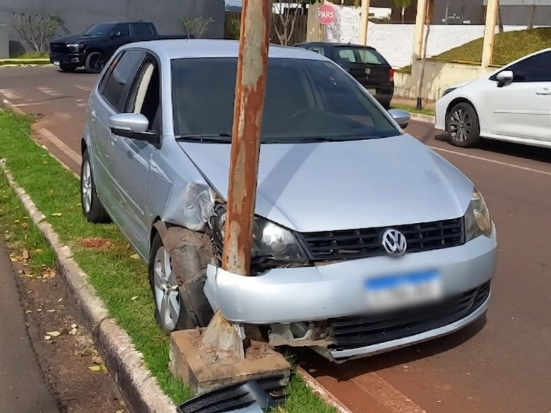 Jovem bate carro contra poste em frente ao 25º BPM, em Umuarama