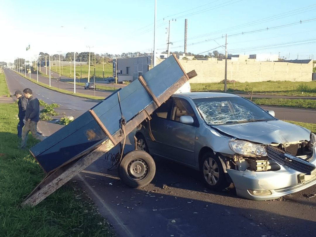 Jornal Ilustrado - O grande jornal do Noroeste do Paraná Jornal Ilustrado - Mulher fica ferida ao bater carro em semi-reboque parado em avenida de Umuarama