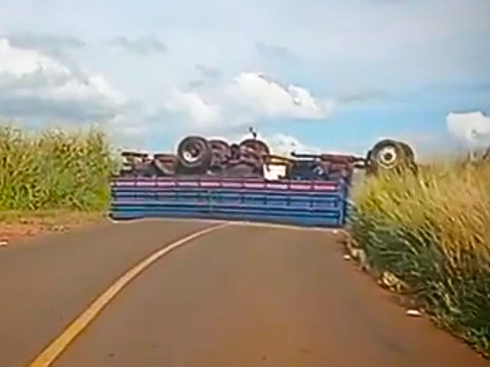Três pessoas morrem e criança fica ferida em acidente entre carro e caminhão em Alto Piquiri