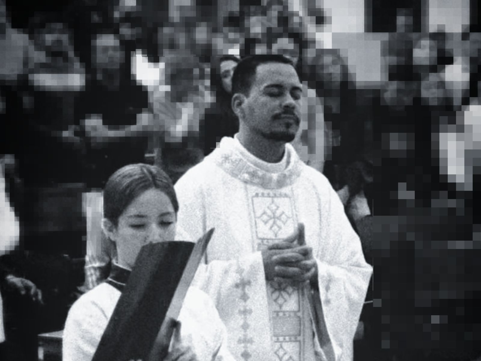 Jornal Ilustrado - Padre presta última homenagem à coroinha Danielly: "Servia ao Senhor com amor"