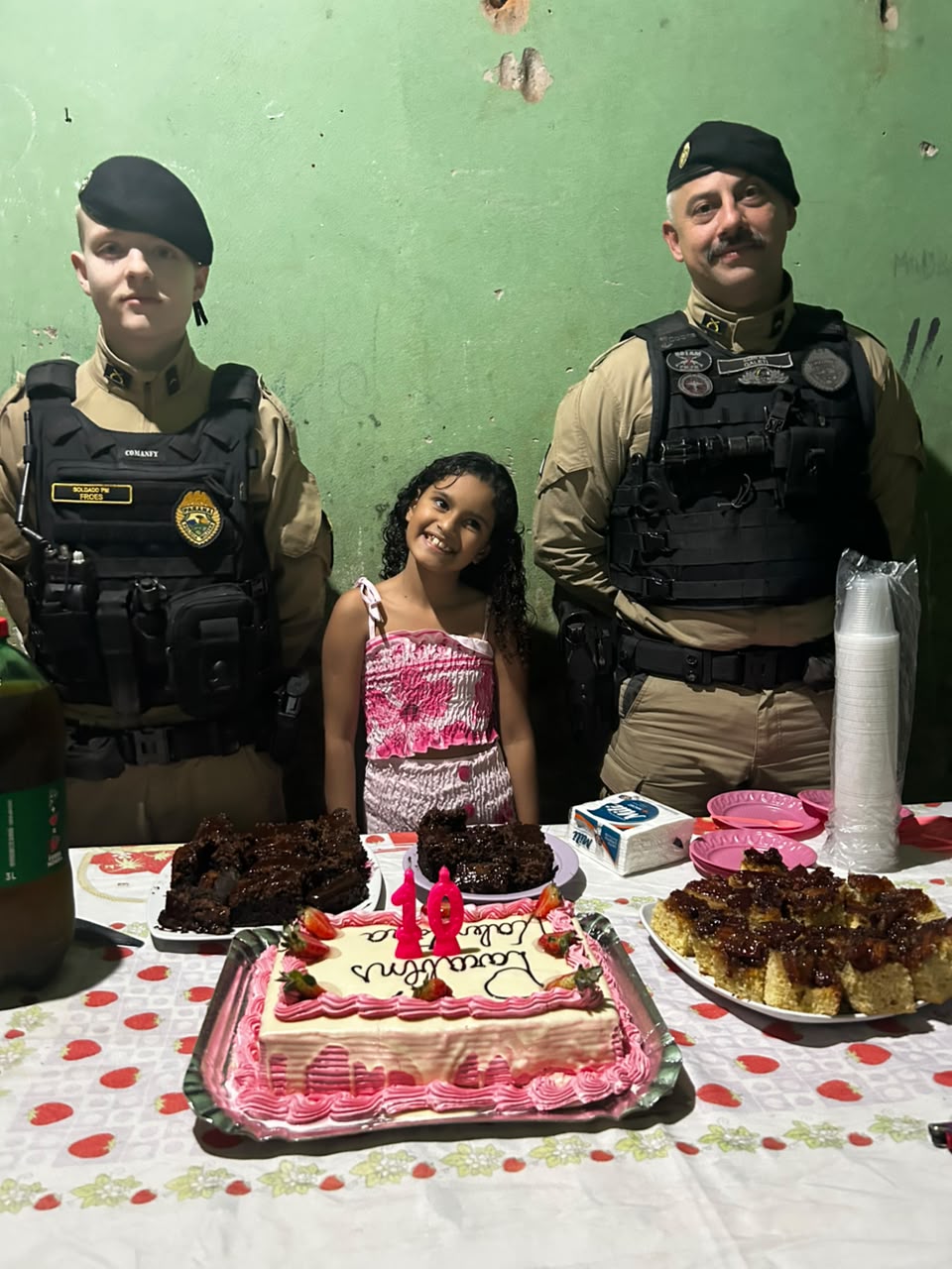 Jornal Ilustrado - Valentina realiza sonho e comemora aniversário ao lado de policiais militares em Umuarama