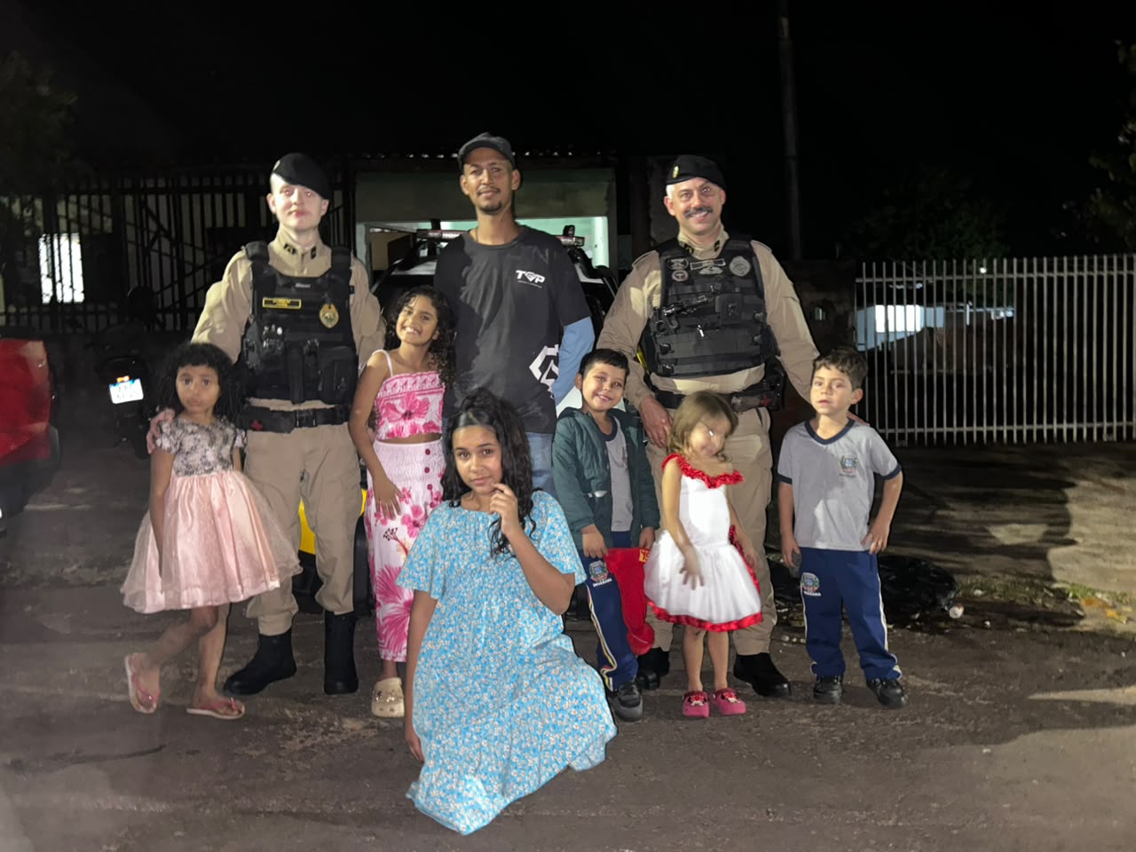 Jornal Ilustrado - Valentina realiza sonho e comemora aniversário ao lado de policiais militares em Umuarama