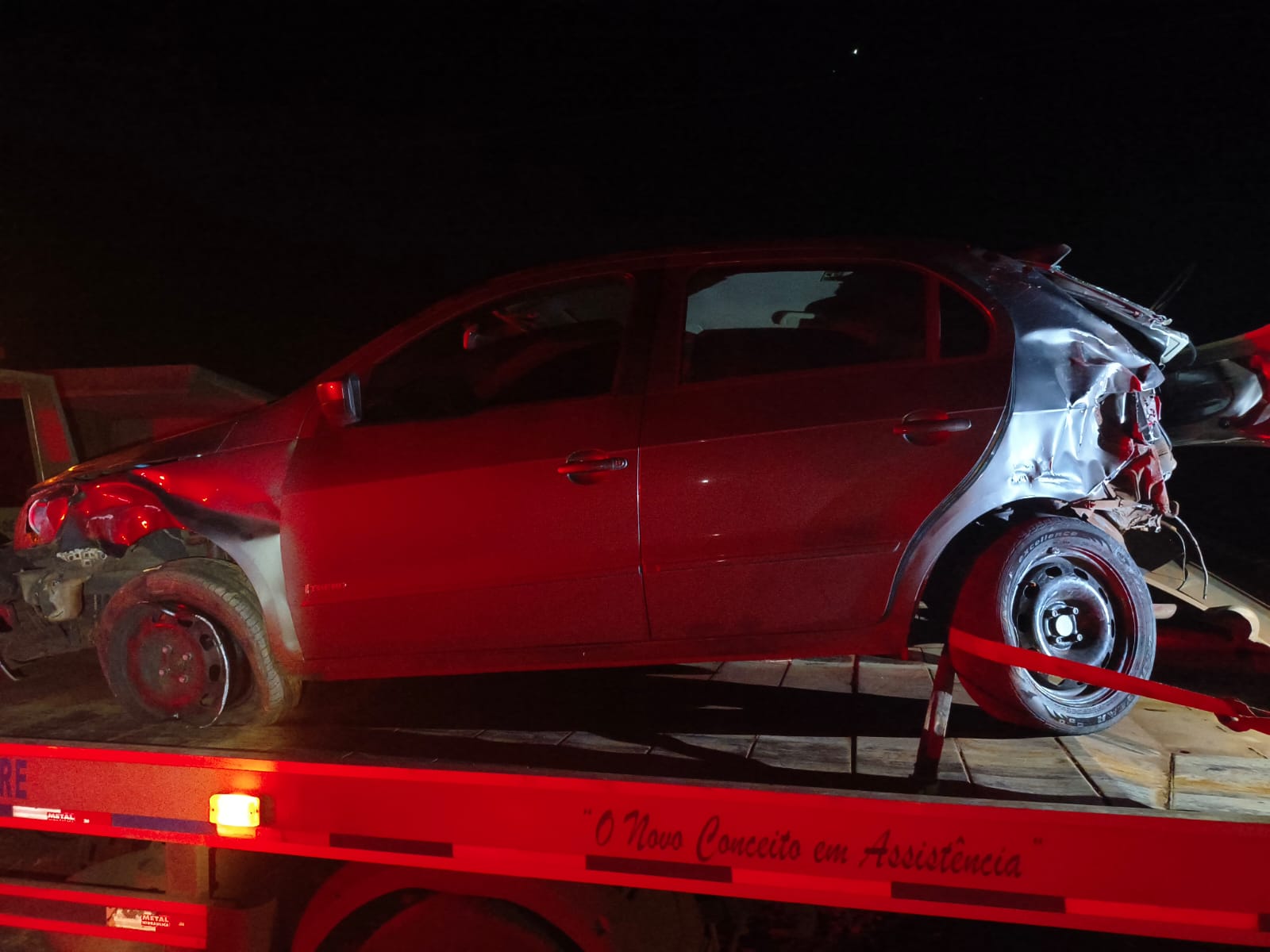 Acidente entre carro e carreta é registrado na PR-180 em Moreira Sales