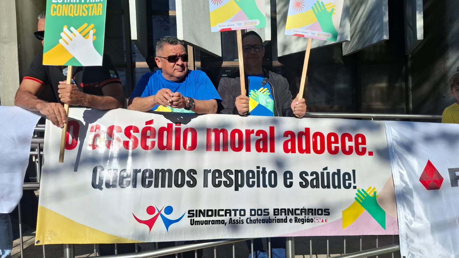 Bancários fazem manifestações em frente a bancos em abertura de campanha salarial
