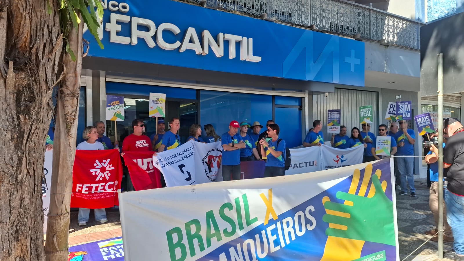 Jornal Ilustrado - O grande jornal do Noroeste do Paraná Jornal Ilustrado - Bancários fazem manifestações em frente a bancos em abertura de campanha salarial