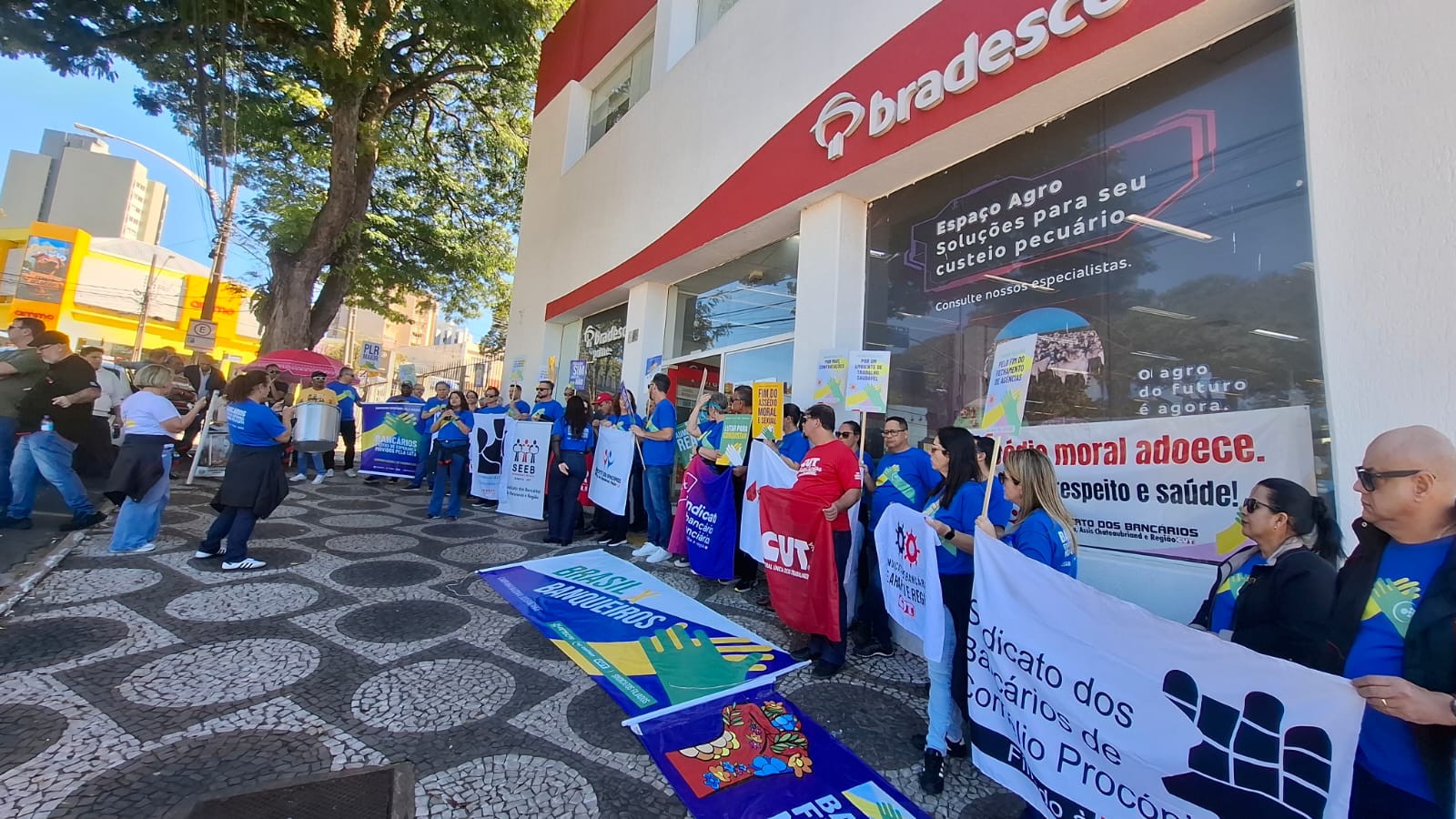 Jornal Ilustrado - O grande jornal do Noroeste do Paraná Jornal Ilustrado - Bancários fazem manifestações em frente a bancos em abertura de campanha salarial