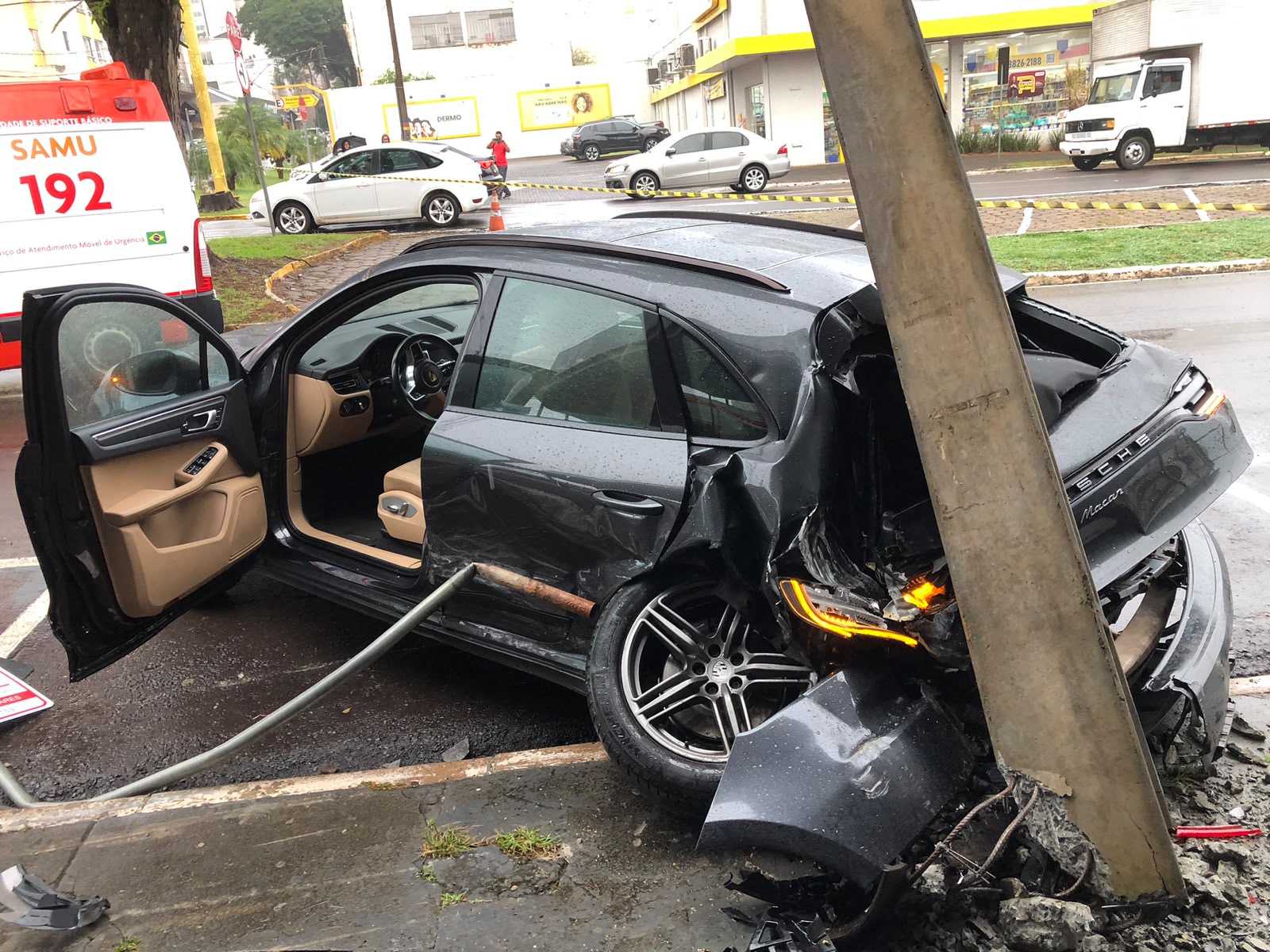 Jornal Ilustrado - Colisão entre Porsche e Mobi deixa mais de 2,3 mil imóveis sem energia no centro de Umuarama